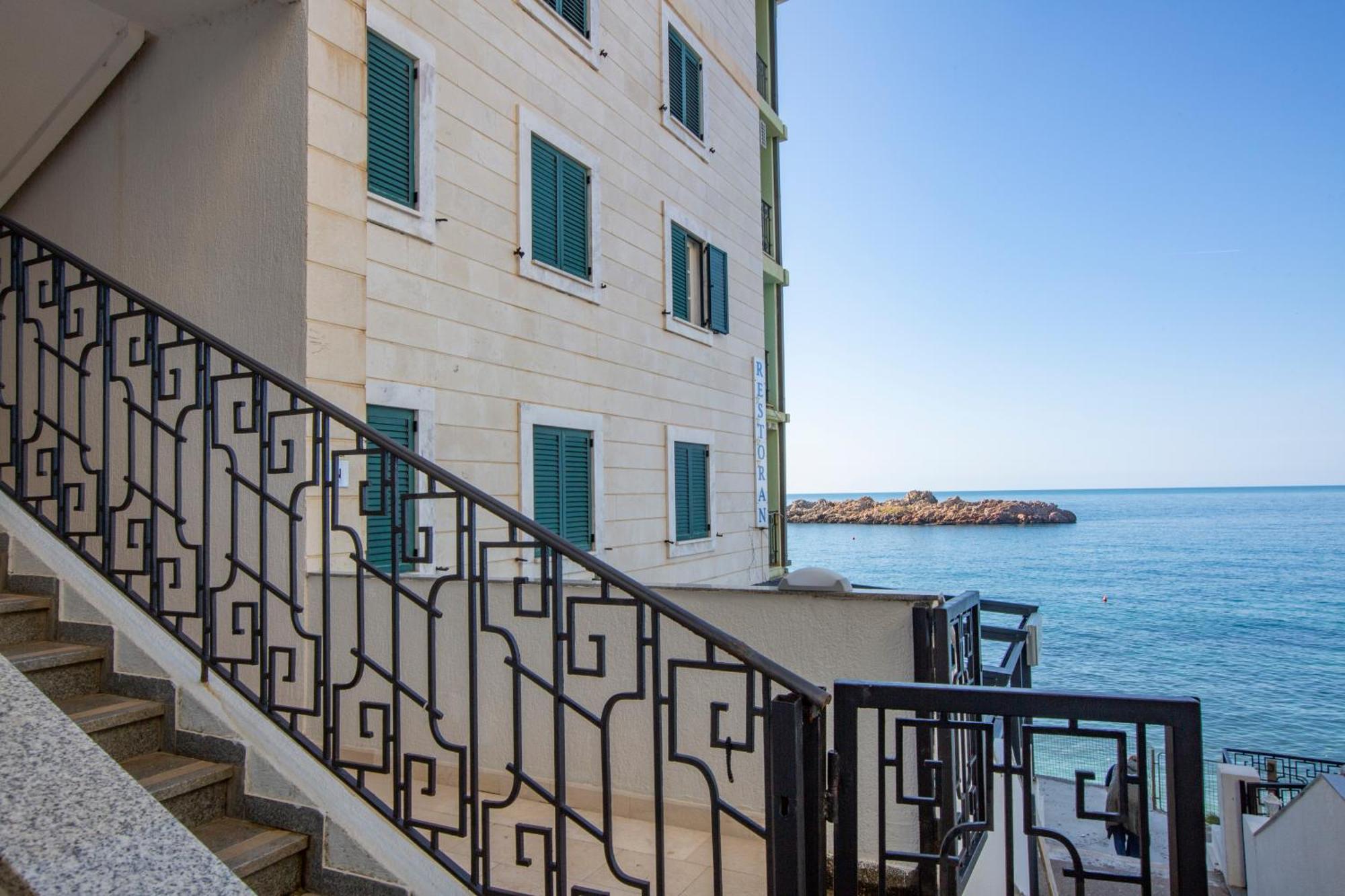 Montesan Luxury Apartment Beach Front Sveti Stefan Bagian luar foto