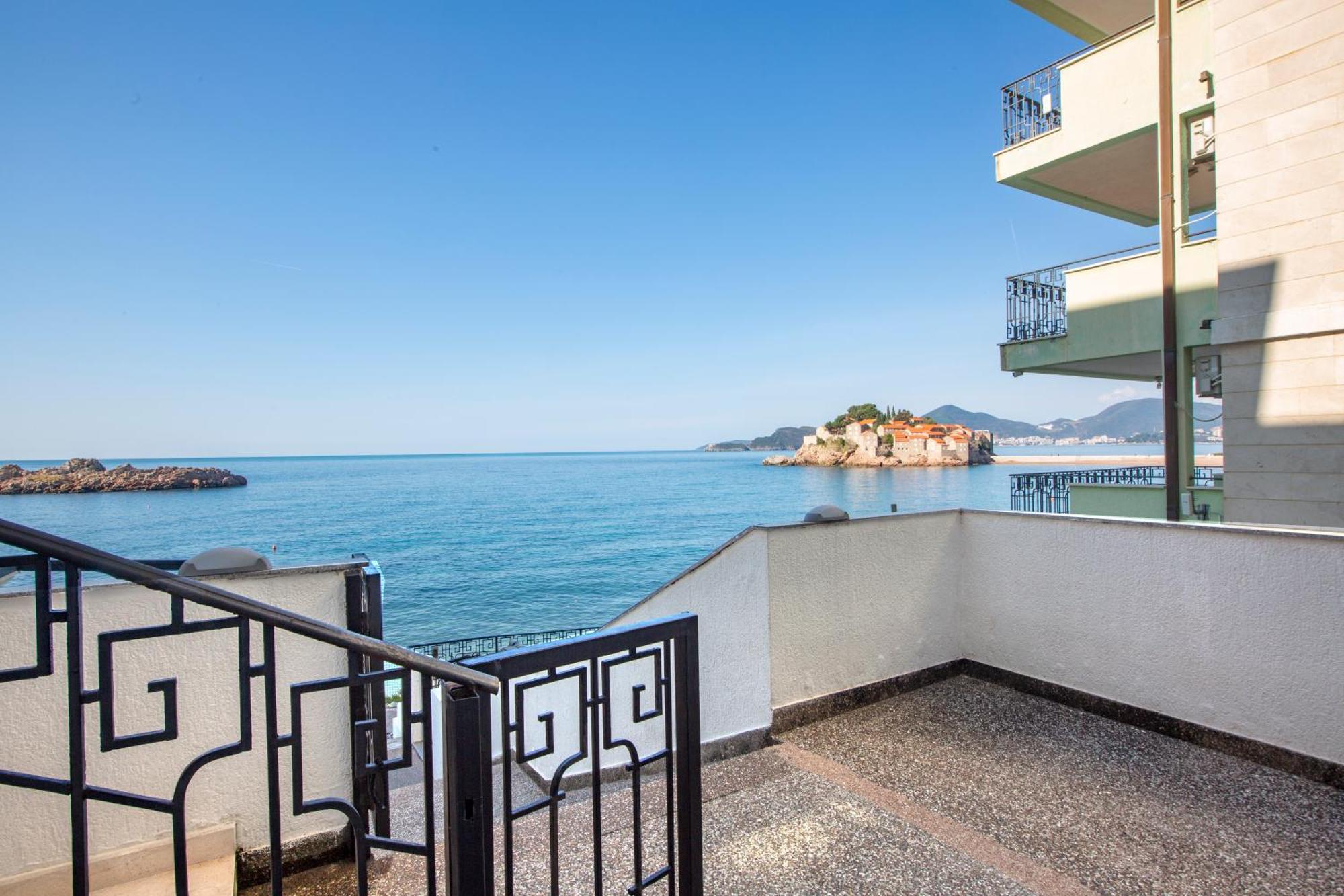 Montesan Luxury Apartment Beach Front Sveti Stefan Bagian luar foto